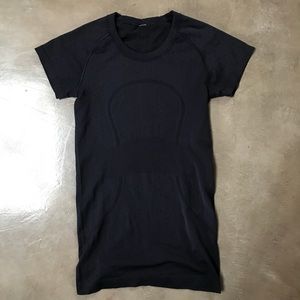 Navy LULULEMON t-shirt